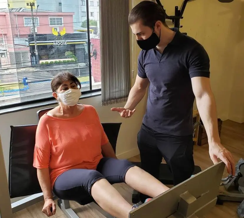 Orientação individual de exercício para uma pessoa idosa no CENFE